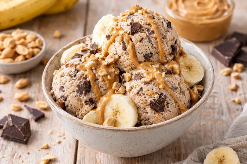 Veganes Erdnussbutter-Schoko-Bananen-Eis in einer Schale mit Schokostückchen
